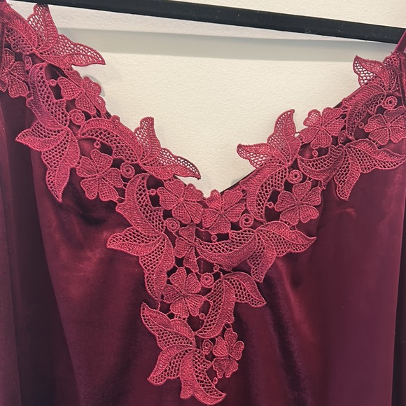 Listicle Velvet Cami Tank. Size L - Picture 4 of 4